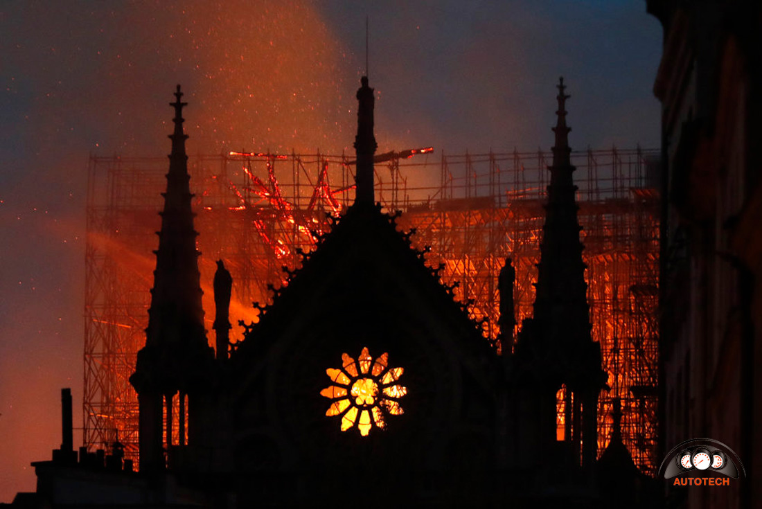 آتش سوزی کلیسای نوتردام پاریس